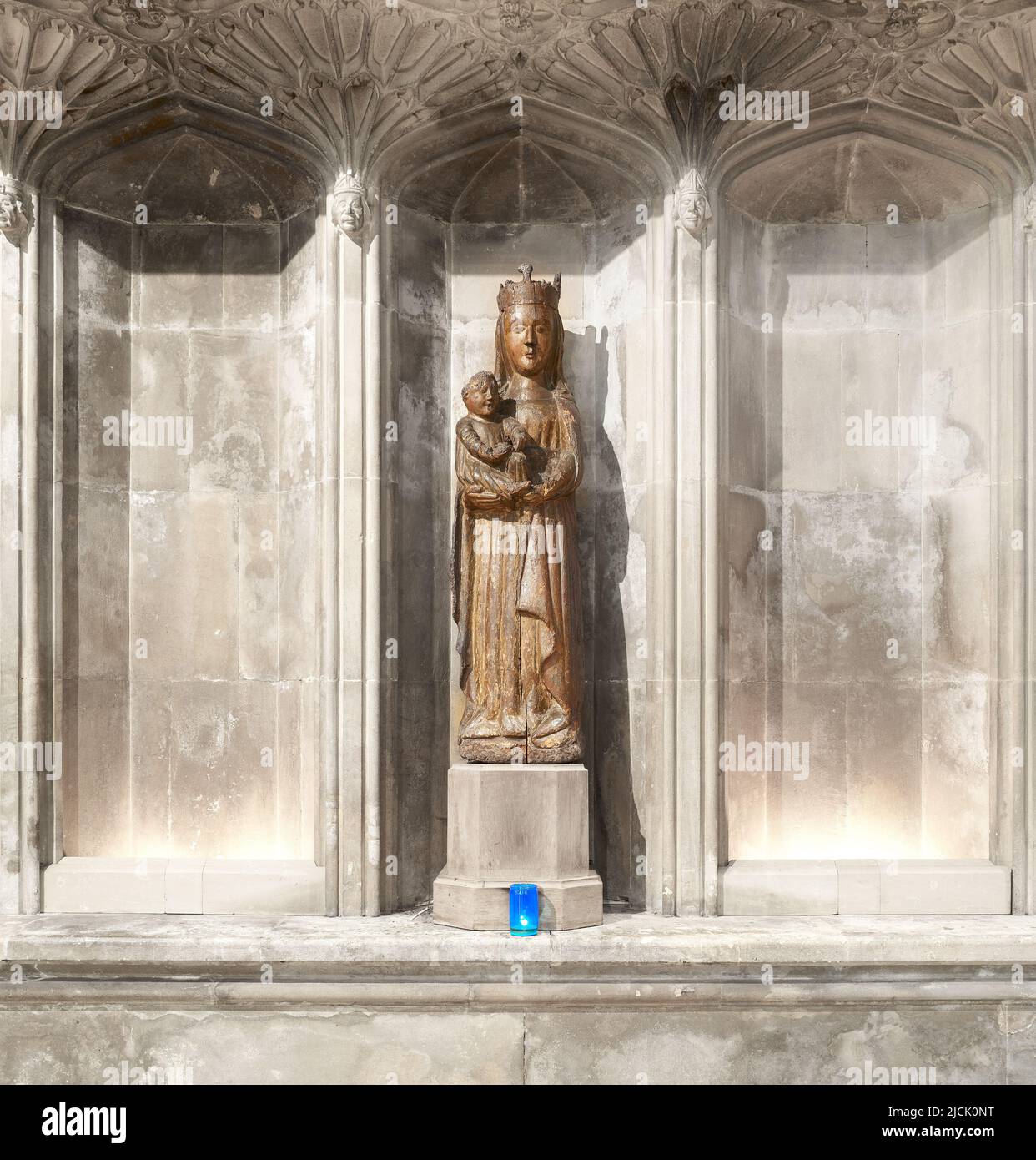 Hölzerne Statue von Maria und ihrem Sohn Jesus Christus, in der Kapelle des Gewissens in der christlichen Kathedrale von Salisbury, England. Stockfoto