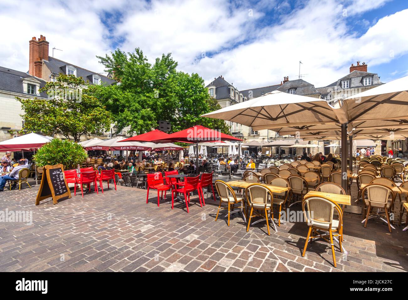 Restaurant und Bistrotische, Stühle und Sonnenschirme im beliebten Mittagslokal auf dem Place Plumereau, Tours, Indre-et-Loire (37), Frankreich. Stockfoto