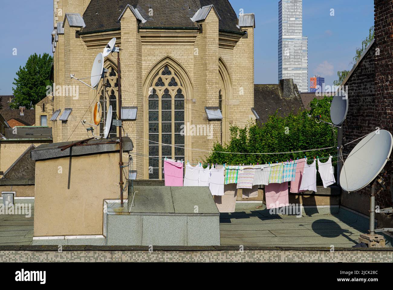 Auf dem Dach eines alten Kölner Gebäudes hängen die Bewohner Wäsche zum Trocknen auf. Köln, Nordrhein-Westfalen, Deutschland, 22.5.22 Stockfoto