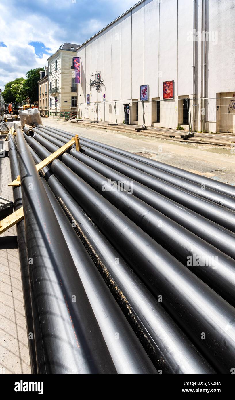Entwässerungsrohre werden in der Innenstadt Straße, Tours, Indre-et-Loire (37), Frankreich verlegt. Stockfoto