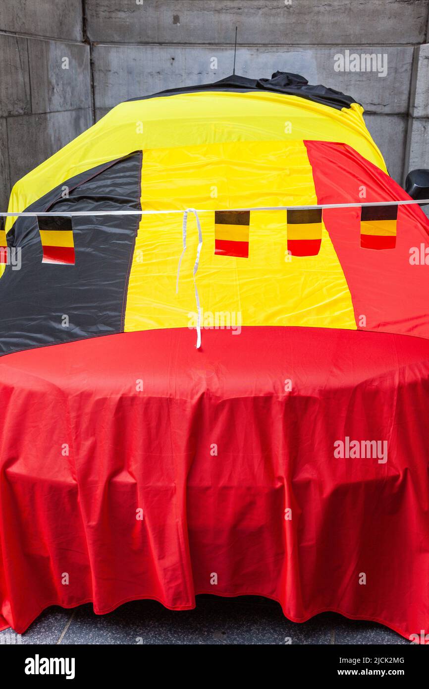 Das Auto ist während des Nationalfeiertags mit einer belgischen Flagge bedeckt. Brüssel Stockfoto