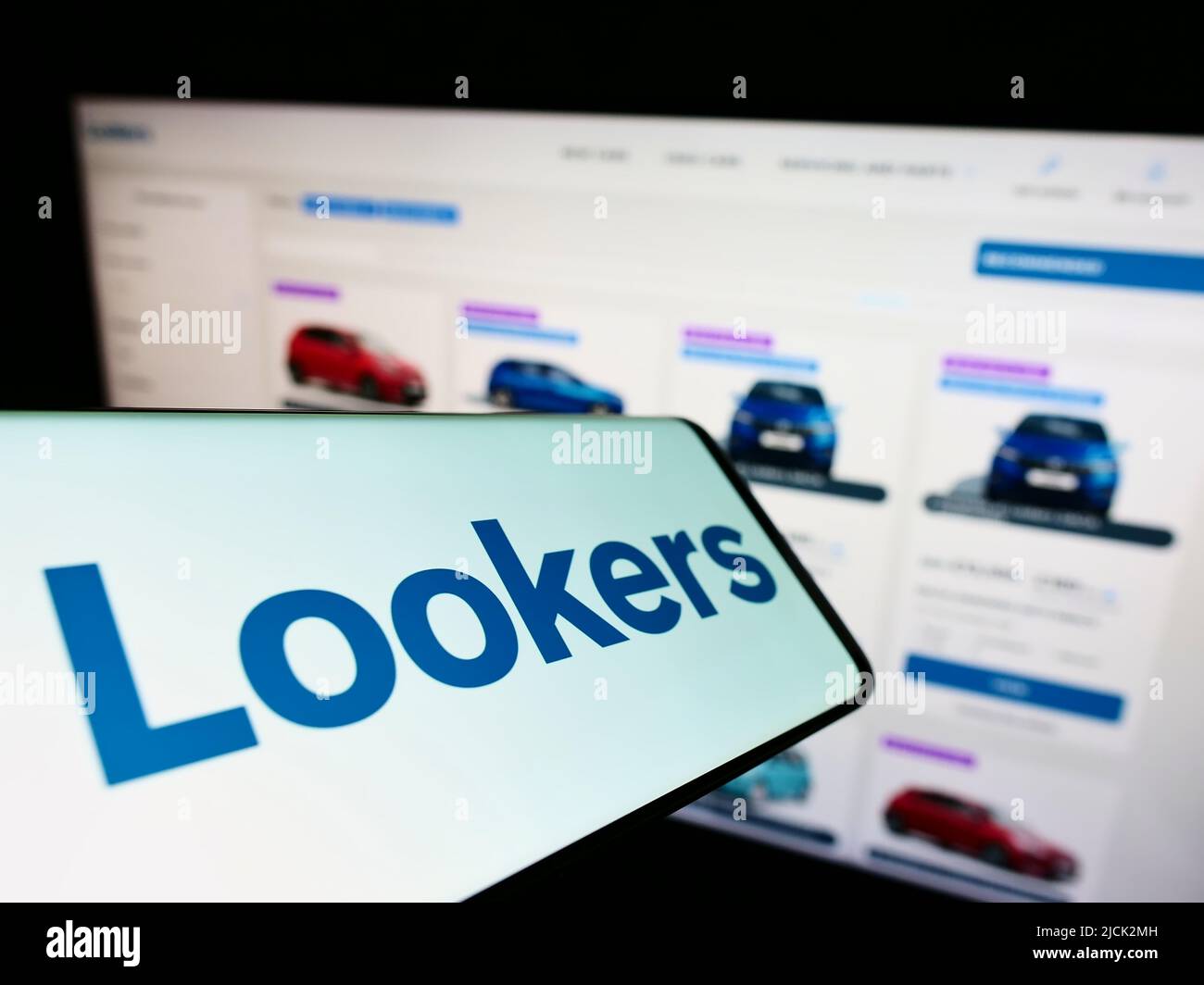Smartphone mit Logo des britischen Autohandels Loowers plc auf dem Bildschirm vor der Business-Website. Konzentrieren Sie sich auf die Mitte rechts des Telefondisplays. Stockfoto