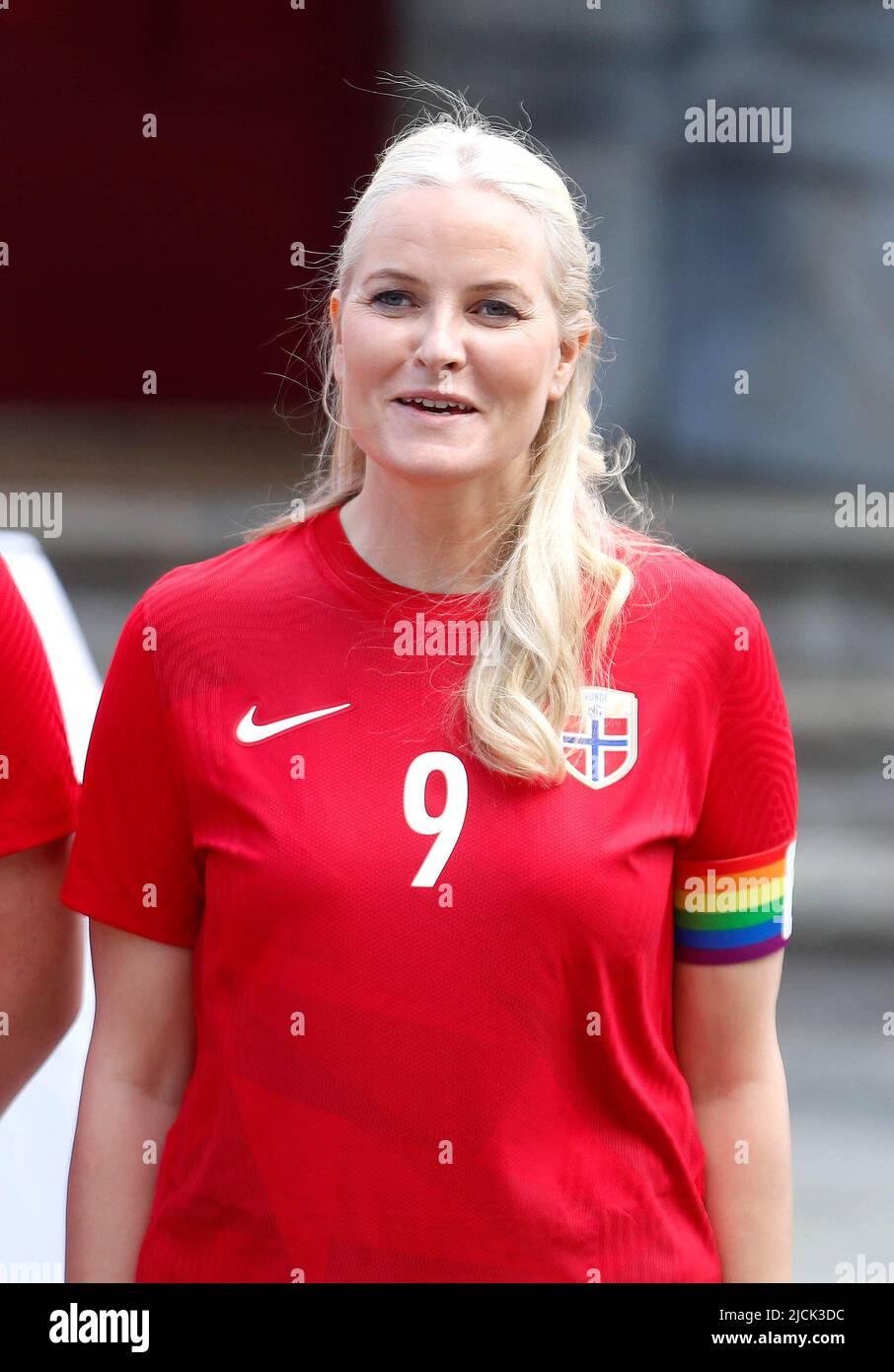 Asker, Norwegen, 13. Juni 2022. Kronprinzessin Mette-Marit bei einem Freundschaftsspiel zwischen dem Team Skaugum und Vivil im Skaugum Stadium in Asker, Norwegen, am 13. Juni 2022. Foto von Marius Gulliksrud/Stella Pictures/ABACAPRESS.COM Stockfoto