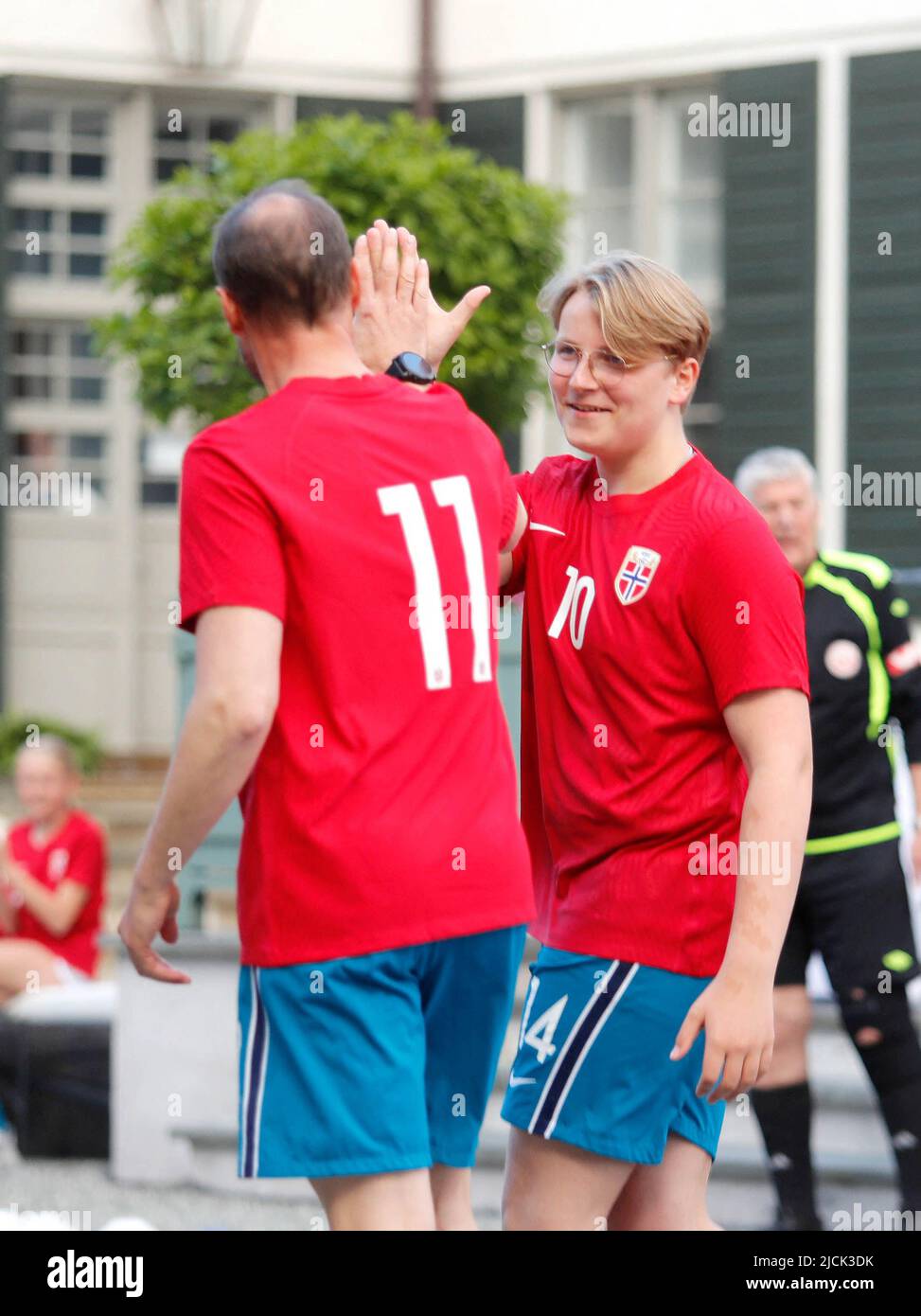 Asker, Norwegen, 13. Juni 2022. Kronprinz Haakon und Prinz Sverre Magnus während eines Freundschaftsspiel im Fußball zwischen dem Team Skaugum und Vivil am 13. Juni 2022 im Skaugum Stadium in Asker, Norwegen. Foto von Marius Gulliksrud/Stella Pictures/ABACAPRESS.COM Stockfoto