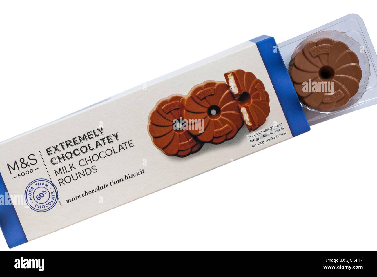 Packung mit extrem schokoladiger Milch Schokolade rundet Kekse von M&S auf, um Inhalte auf weißem Hintergrund anzuzeigen Stockfoto