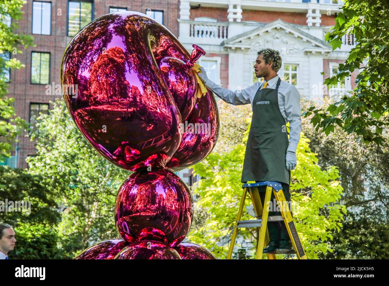 London UK 14 June 2022 Jeff Koons 'Balloon Monkey (Magenta) presented by Victor and Olena Pinchuk will raise Funds for Humanitarian Aid for Ukraine The Sculpture was installed in St Jame's Square. Spiegelpolierter Edelstahl mit transparenter Farbbeschichtung 2006-2013, Diese Arbeit ist der Beweis des Künstlers und eine von fünf einzigartigen Versionen (Rot, Magenta, Blau, Gelb, Orange) Est: £6.000.000 – £10.000.000Paul Quezada-Neiman/Alamy Live News Stockfoto