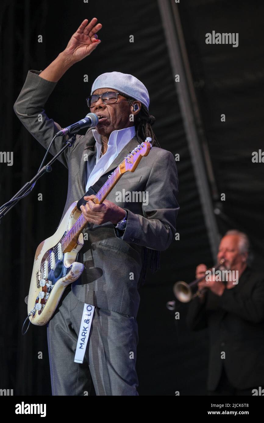 Nile Rodgers tritt mit Chic beim Cambridge Club Festival im Childerley Orchard, Cambridge, Großbritannien, auf. 11. Juni 2022 Stockfoto