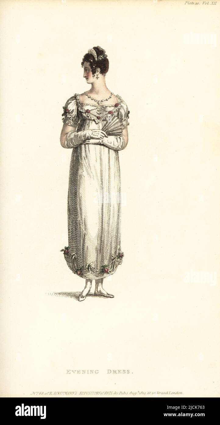 Regency-Frau im Abendkleid aus blonder Spitze über weißem Satinstoff, Girlanden, Rosen und Bändern am Saum, Haare in Locken auf der Vorderseite, Perlenkette, Elfenbeinfächer mit russischen Figuren verziert. Vol. 12, Platte 10, 1. August 1814. Handkolorierter Kupferstich von Thomas Uwins aus Rudolph Ackermanns Repository of Arts, Strand, London. Stockfoto