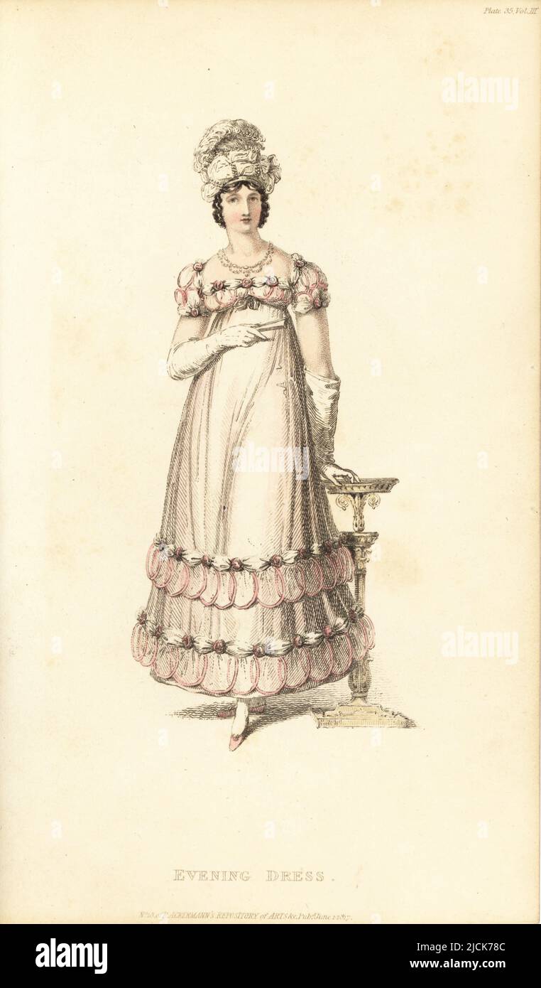 Regency Dame in Abendkleid und Gloucester Turban. Kleid aus hellem, blauem Gaze über weißem Satinstoff, verziert mit Moosrosen, Turban mit Straußenfedern, Perlenkette. Entworfen von Mrs Marchant von 40 Gerrard Street, Soho. Vol. 3, Platte 35, 1. Juni 1817. Handkolorierter Kupferstich von Thomas Uwins aus Rudolph Ackermanns Repository of Arts, Strand, London. Stockfoto