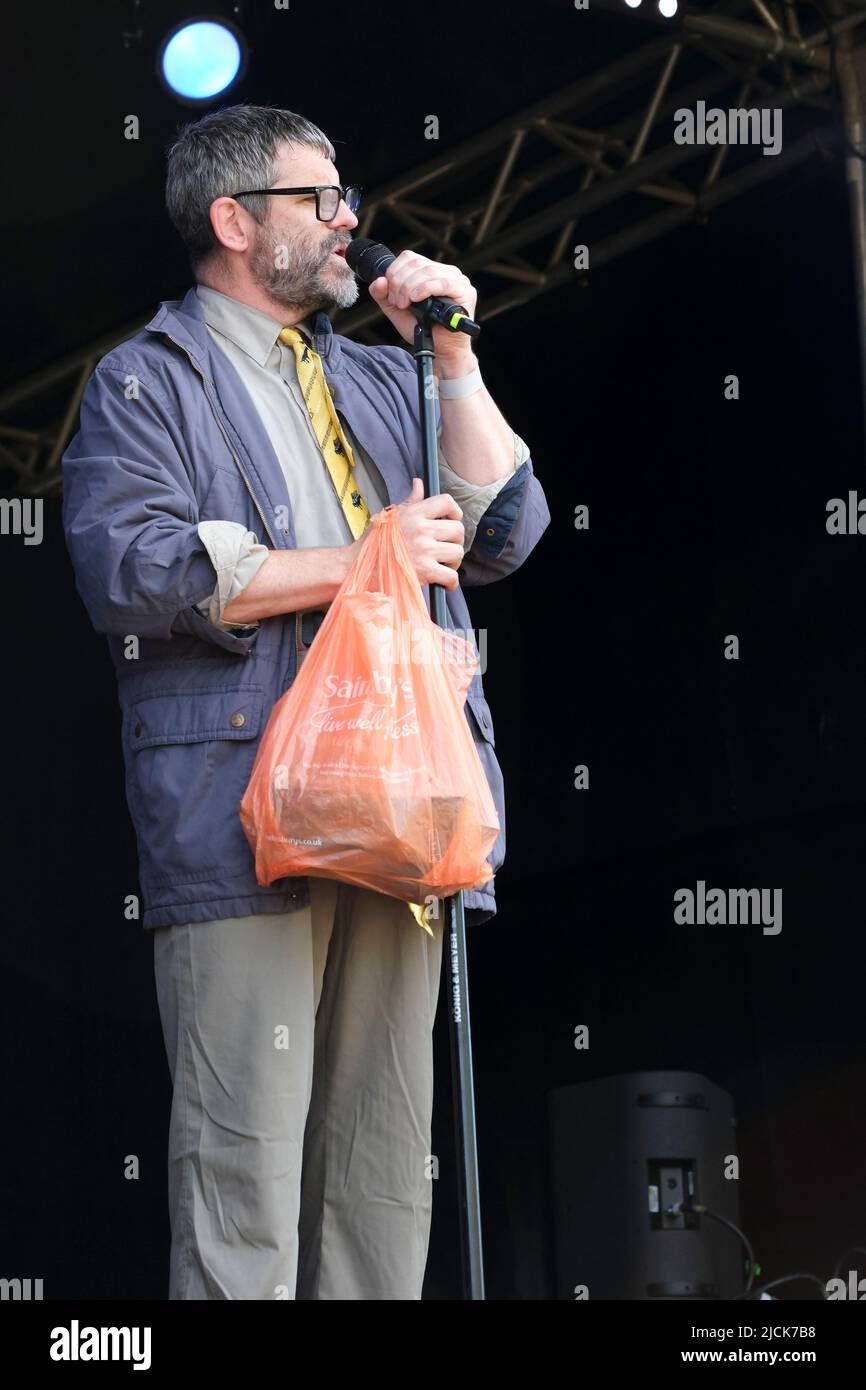 Dan Skinner tritt als Angelos Epithemiou beim Cambridge Club Festival im Childerley Orchard, Cambridge, Großbritannien, auf. 11. Juni 2022 Stockfoto