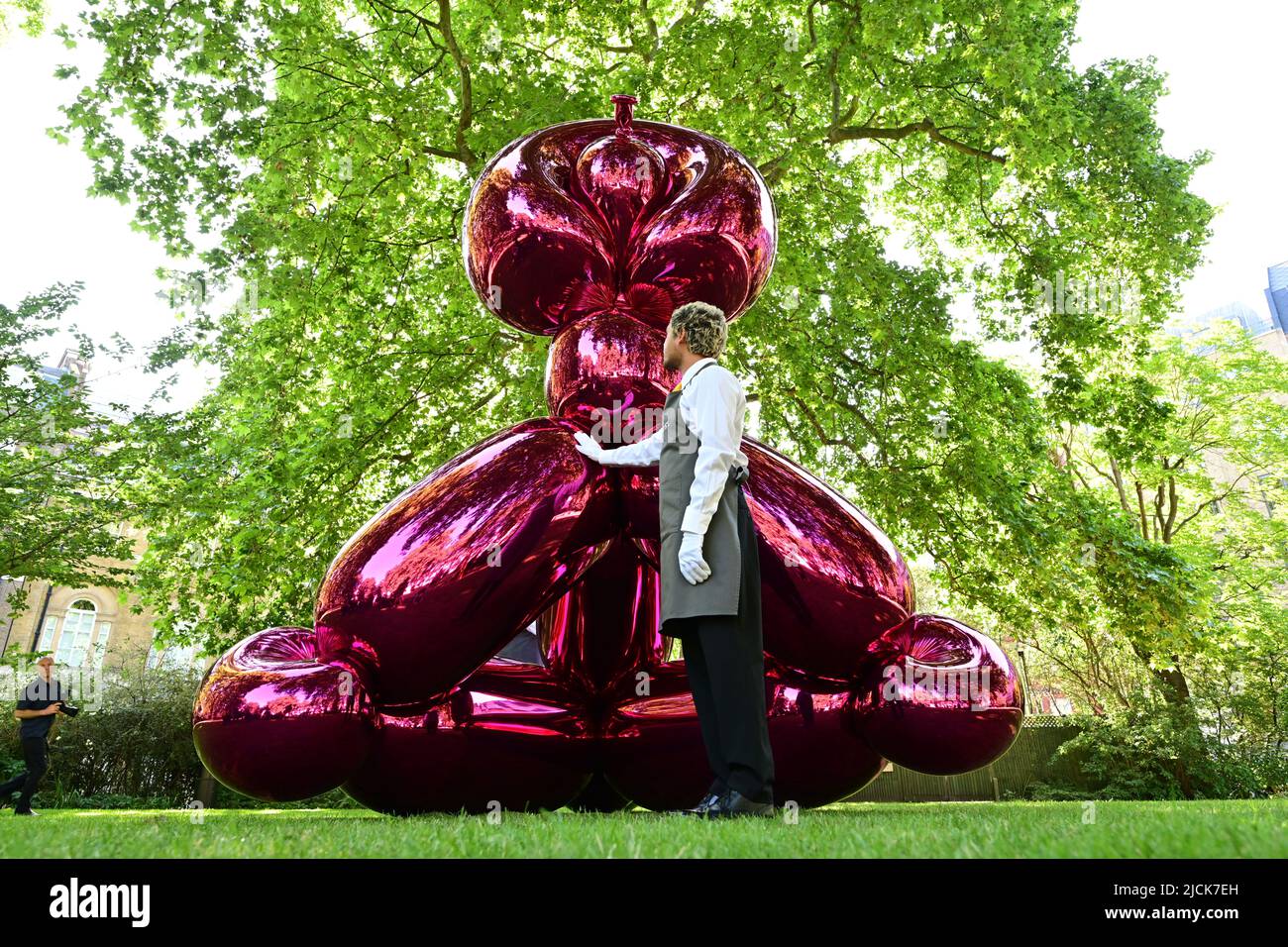 St James’s Square, London, Großbritannien. 14. Juni 2022. Christies 20/21 von London nach Paris enthüllt Jeff Koons Skulptur, Balloon Monkey (Magenta) (2006-13), Schätzung: £6.000.000-10.000.000. Präsentiert von Victor und Olena Pinchuk der Verkauf wird Mittel für humanitäre Hilfe für die Ukraine sammeln Kredit: Malcolm Park/Alamy Live News Stockfoto