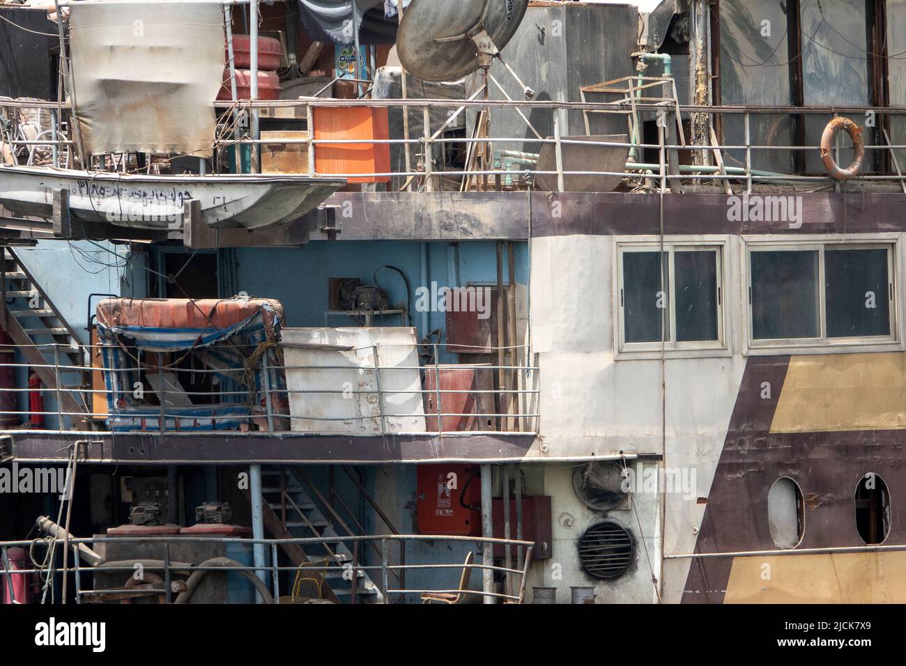 Nahaufnahme eines verlassenen Nilkreuzfahrtschiffes, Ägypten Stockfoto