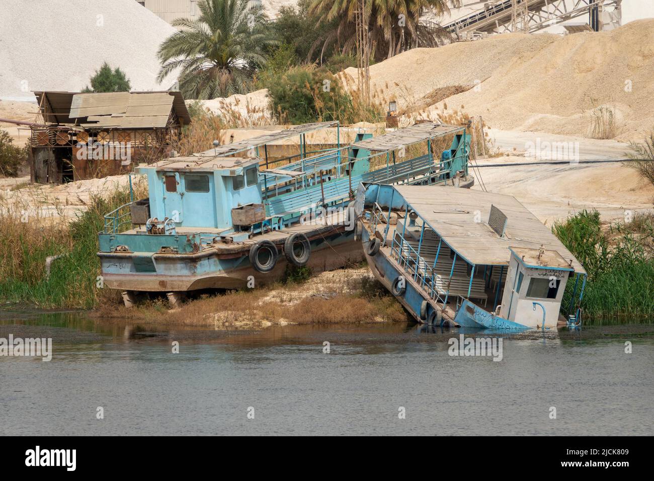 Verlassene Nile-Passagierfähren fuhren zum schlammigen Flussufer Stockfoto