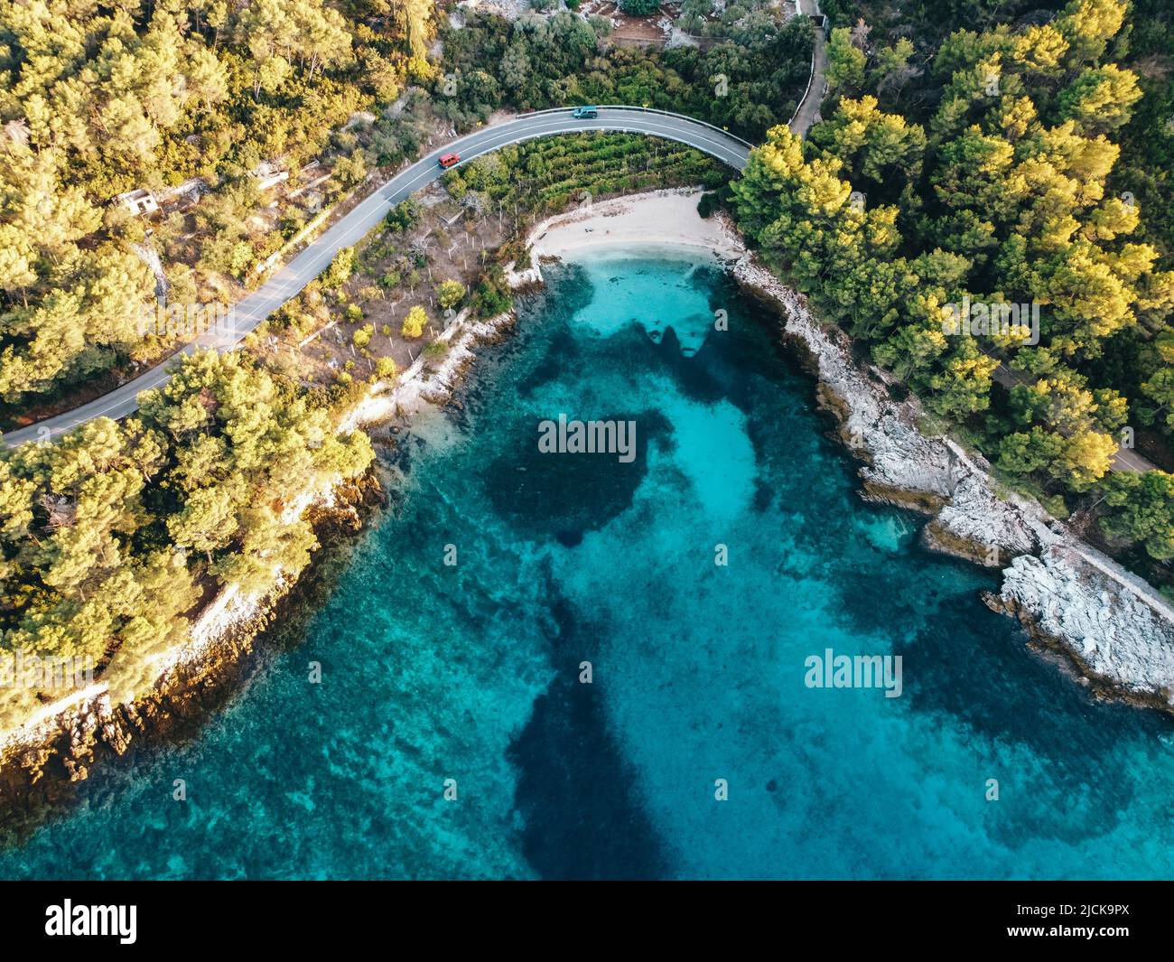 Strand und Meer als Hintergrund von oben. Azure Wasser Hintergrund von oben. Sommerseestücke aus der Luft. Gili Meno, Indonesien. Reisen – i Stockfoto