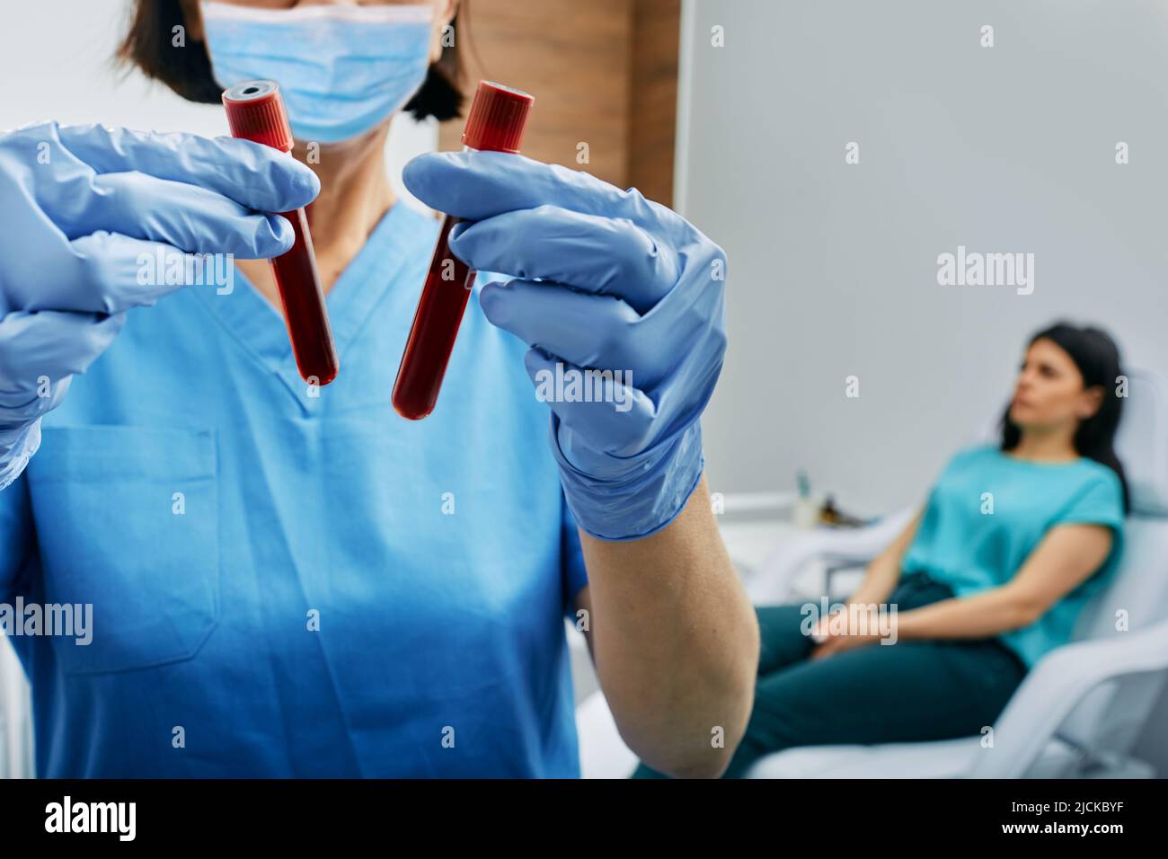 Krankenschwester, die Blut für Allergenuntersuchungen durch Blutentnahme in Reagenzgläsern im Labor nimmt. Bluttest auf Allergien Stockfoto