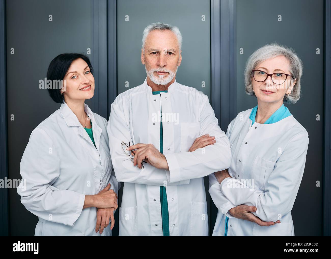 Ärzteteam, medizinische Betreuung. Eine Gruppe von medizinischem Personal in Uniform, die am Krankenhausflur zusammenstehen Stockfoto