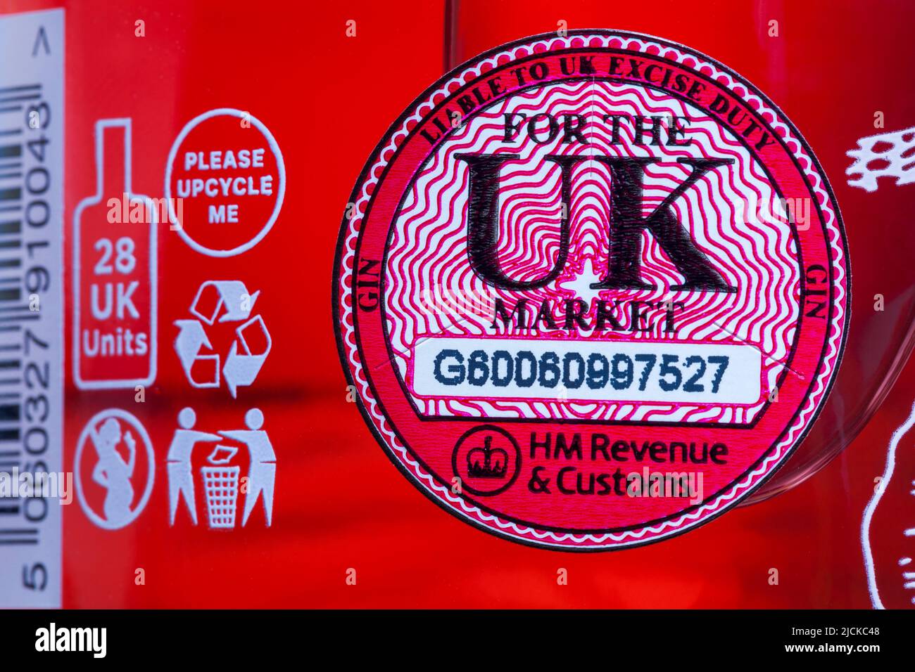 Für das Vereinigte Königreich, das der britischen Verbrauchsteuer unterliegen muss, sind HM Revenue & Customs - Details zur Flasche von Warner's Rhubarb Gin Stockfoto