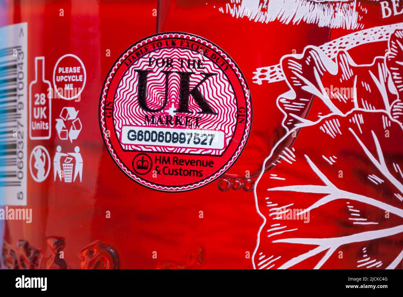 Für das Vereinigte Königreich, das der britischen Verbrauchsteuer unterliegen muss, sind HM Revenue & Customs - Details zur Flasche von Warner's Rhubarb Gin Stockfoto