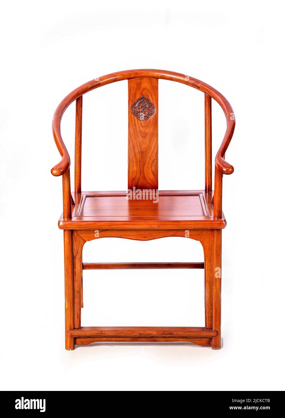 Der rote traditionelle Holzstuhl im alten Stil Stockfoto