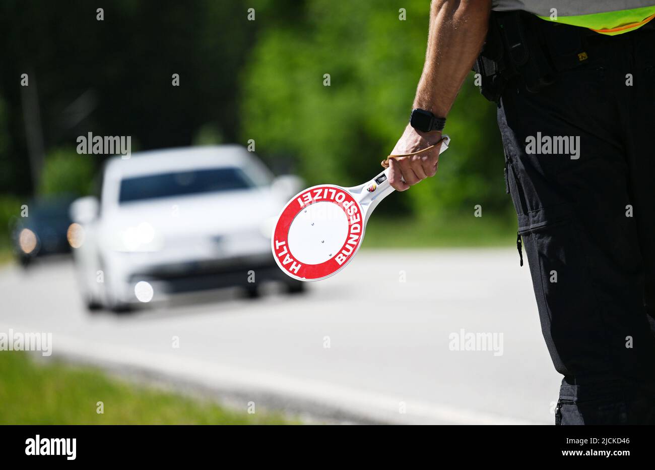 Griesen, Deutschland. 14.. Juni 2022. Ein Bundespolizist kontrolliert den Verkehr an der Grenze auf der B 23 in Griesen. Der Gipfel G7 ist für den 26. Und 28. Juni 2022 auf Schloss Elmau geplant. Quelle: Angelika Warmuth/dpa/Alamy Live News Stockfoto