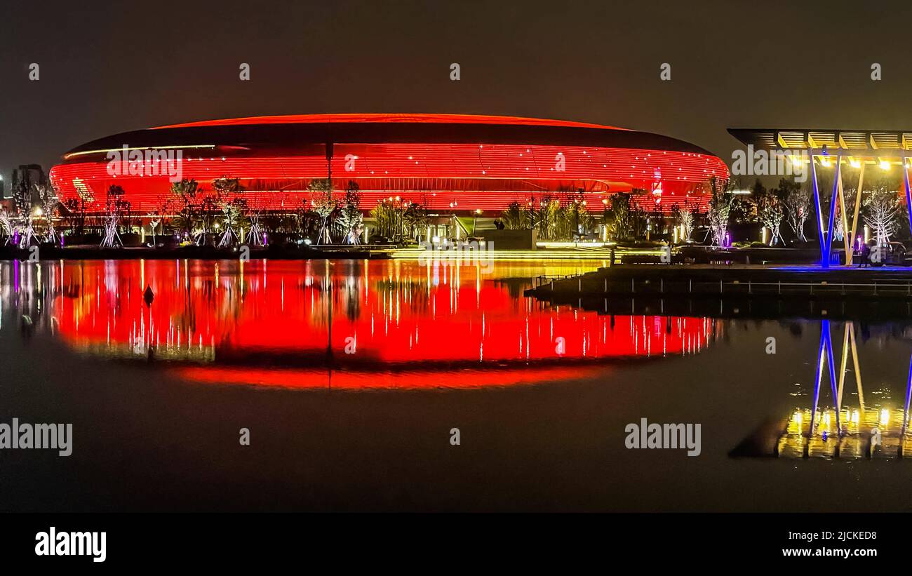 East Lake Sportpark mit rotem Licht in der Nacht Stockfoto