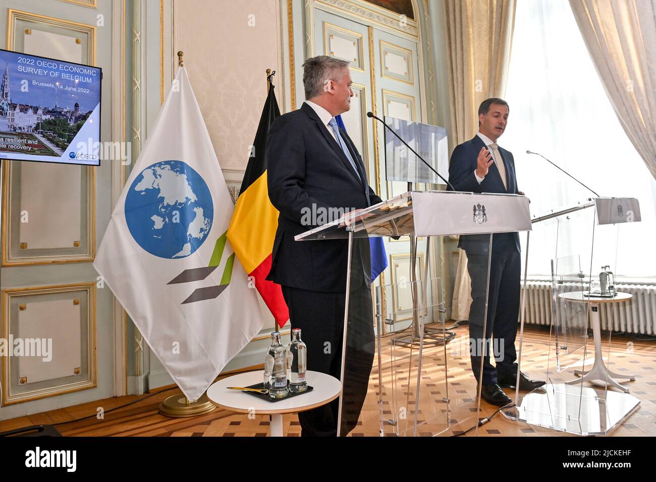 OECD (OCDE-OESO)-Sekretär Mathias Cormann und Premierminister Alexander De Croo, aufgenommen während eines Pressemoments der OECD, bei der Vorstellung des neuen OECD-Wirtschaftsberichts über Belgien, am Dienstag, den 14. Juni 2022 in Brüssel. Die Studie untersucht die Risiken für die wirtschaftliche Erholung Belgiens aufgrund der steigenden Inflation, des angebotsseitigen Drucks und anderer Folgen des Krieges in der Ukraine. In einem speziellen Kapitel wird untersucht, wie Belgien seine Bildungs-, Beschäftigungs- und Wohnungspolitik verbessern kann, um die soziale Mobilität gefährdeter Gruppen zu fördern. BELGA FOTO DIRK WAEM Stockfoto