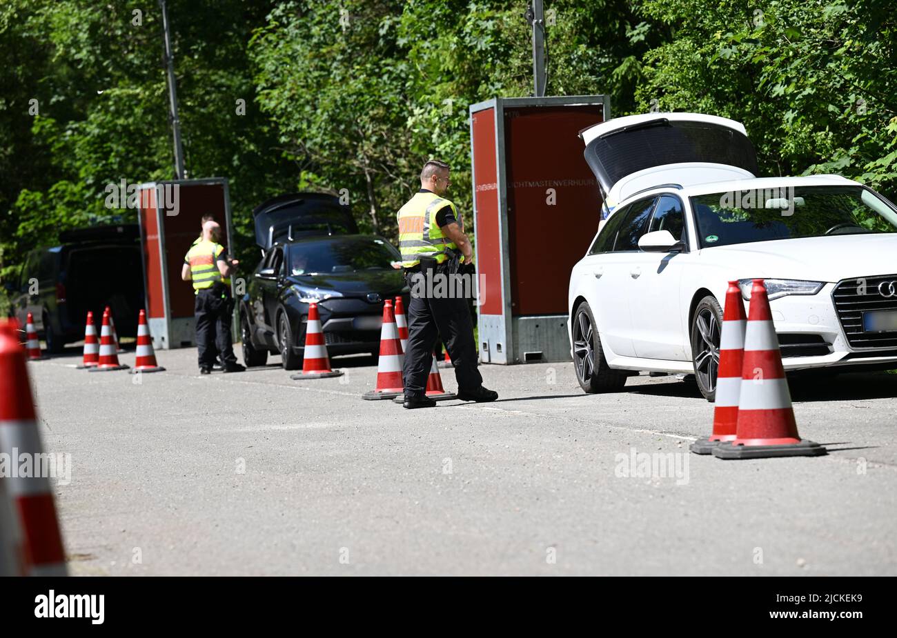 Griesen, Deutschland. 14.. Juni 2022. Bundespolizisten kontrollieren den Verkehr an der Grenze zur B 23 in Griesen. Der Gipfel G7 ist für den 26. Und 28. Juni 2022 auf Schloss Elmau geplant. Quelle: Angelika Warmuth/dpa - ACHTUNG: Kennzeichen(e) wurde(n) aus rechtlichen Gründen verpixelt wurde(wurden) aus rechtlichen Gründen verpixelt/dpa/Alamy Live News Stockfoto