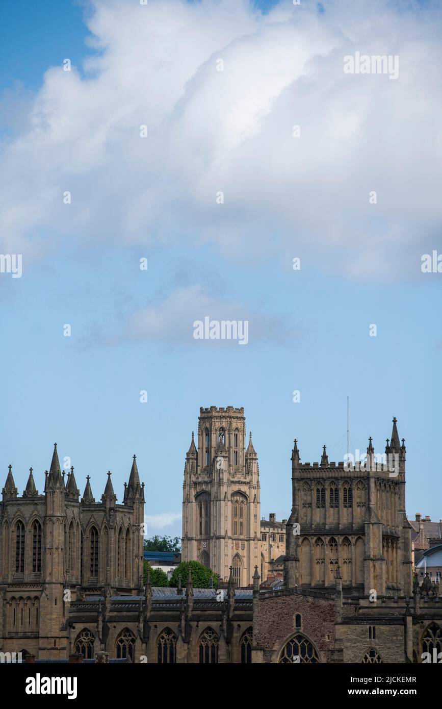 Der Wills Memorial Building Turm an der Universität Bristol ist an einem sonnigen Tag hinter der Kathedrale von Bristol zu sehen. Der Turm steht an der Spitze der Park Street. Stockfoto