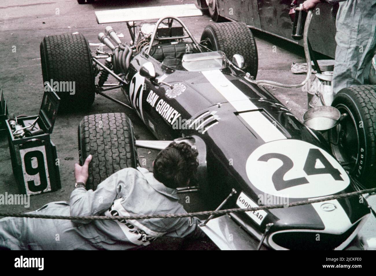 1968 britischer Formel-1-Grand-Prix bei Brands Hatch. Das Anglo American Racers Team Eagle AAR104, Startnummer 24, gefahren von Dan Gurney, wurde in den Pitts von Mechanikern bearbeitet. Stockfoto
