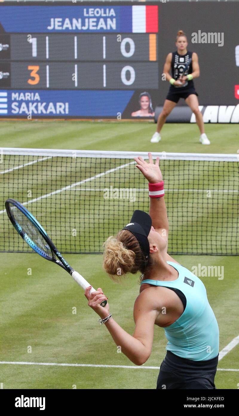 Berlin, Deutschland. 14.. Juni 2022. Tennis: WTA Tour, Runde von 16 Singles, Frauen, Wettkampf, 1. Runden Jeanjean (Frankreich) - Sakkari (Griechenland) im Steffi Graf Stadium. Leolia Jeanjean hat den Service. Quelle: Wolfgang Kumm/dpa/Alamy Live News Stockfoto