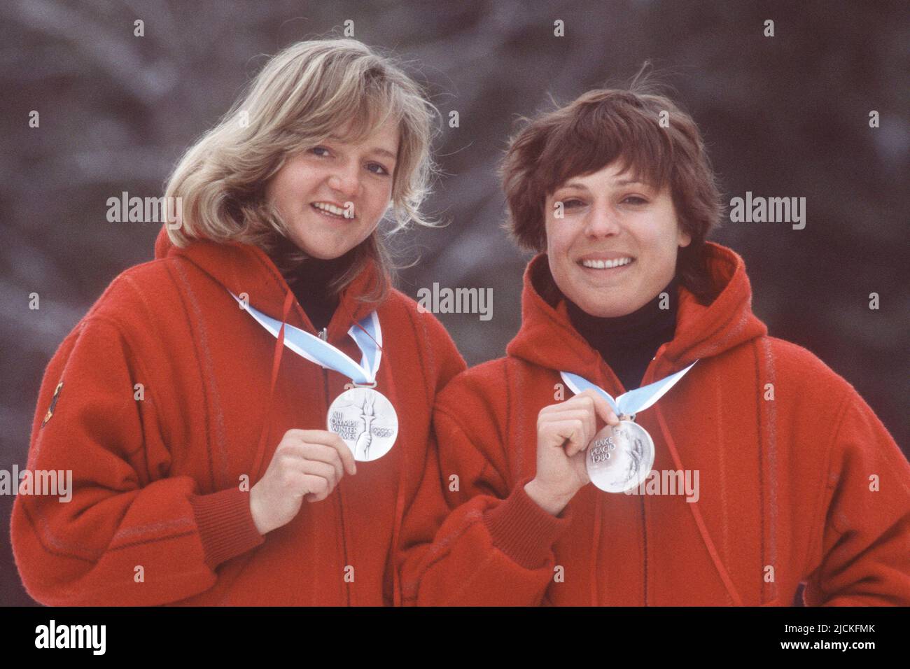 ARCHIVFOTO: Irene EPPLE-WAIGEL wird 65 am 18. Juni 2022 wird Christa KINSHOFER-GUETHLEIN (l., Kinshofer), Alpinski, Zeigt ihre Silbermedaille, die sie im Slalom gewonnen hat, Sonderslalom; am 02/23/1980 am Whiteface Mountain; 2.. Platz; zusammen mit Irene EPPLE, überreicht sie ihre Silbermedaille im Riesenslalom; Porträt, lächelnd, Landschaftsformat; XIII. Olympische Winterspiele 1980, ab 12,02. - 24.. Februar 1980 in Lake Placid/USA Stockfoto