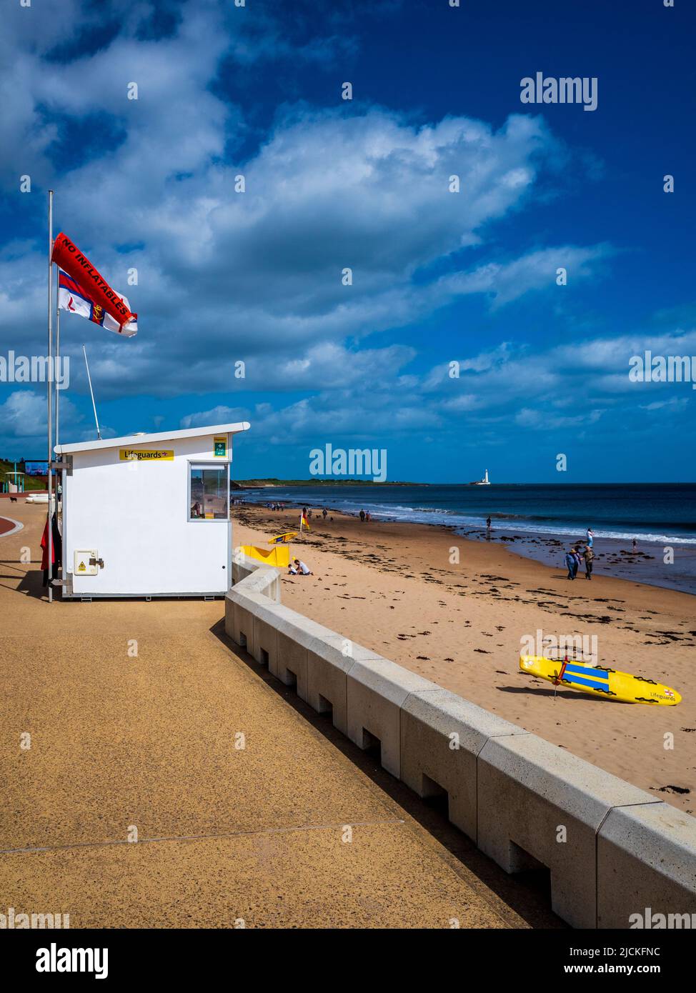 Whitley Bay Beach und Lifeguard Lookout. Whitley Bay ist ein Badeort auf North Tyneside. Whitley Bay, Großbritannien. Stockfoto