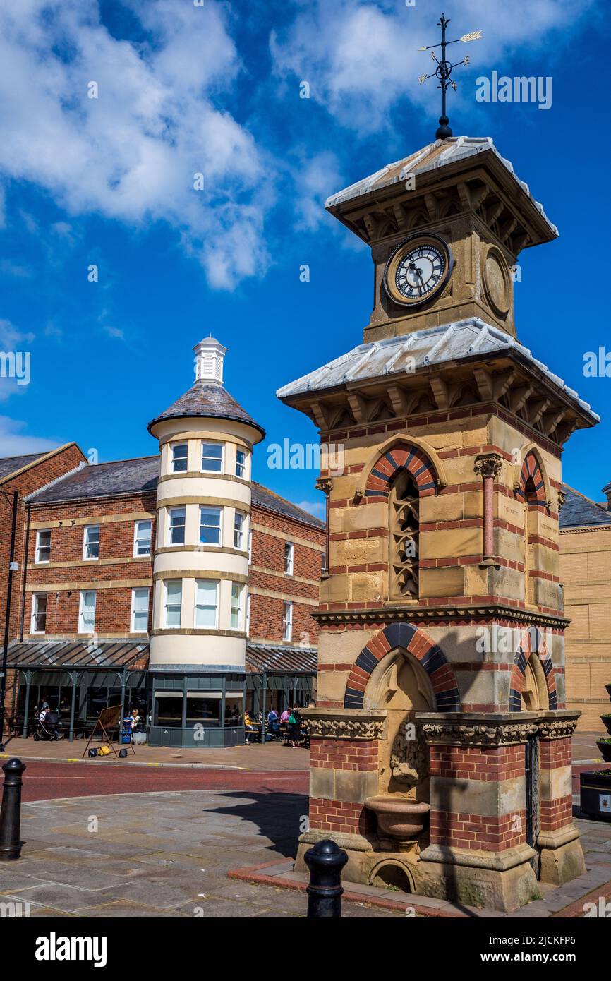 Tynemouth Clock Tower und Trinkbrunnen an der Tynemouth Seafront - erbaut 1861, denkmalgeschützte Kategorie II. Gelegen an der Front Street Tynemouth North Tyneside. Stockfoto