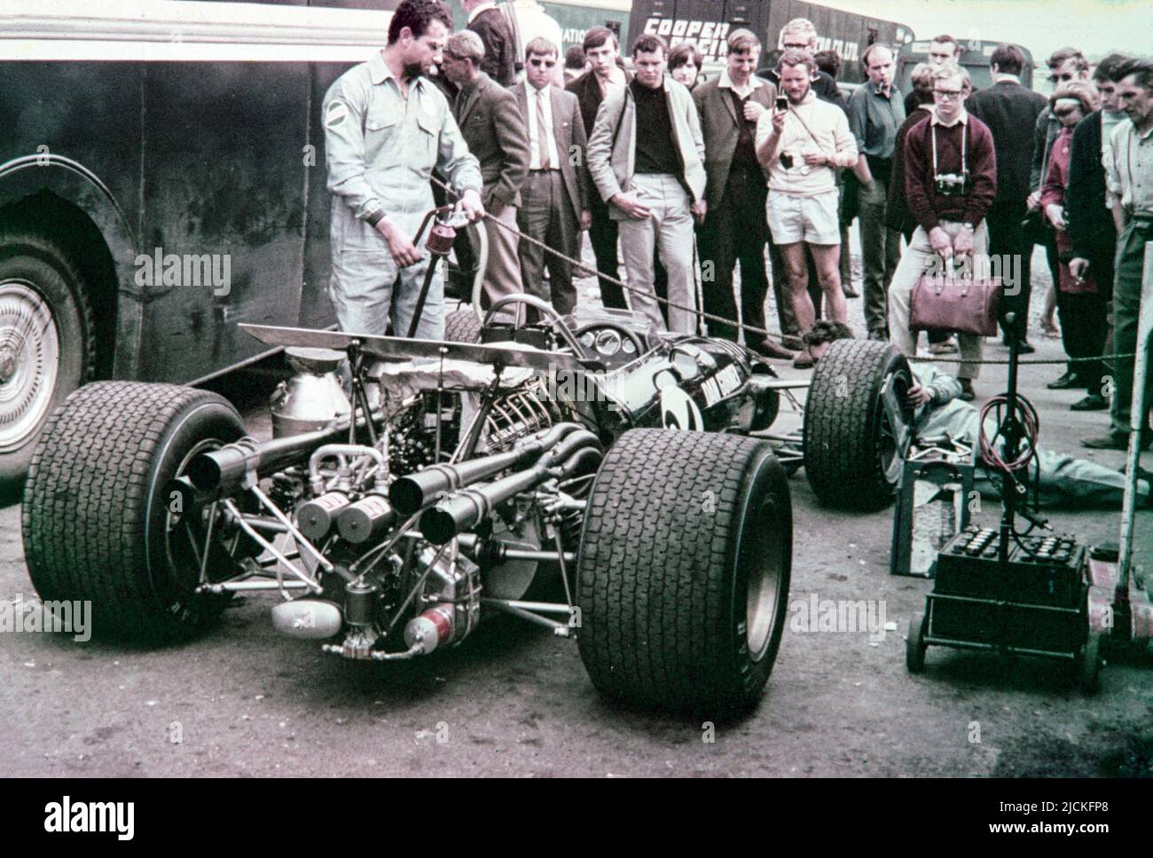 1968 britischer Formel-1-Grand-Prix bei Brands Hatch. Die Anglo American Racers Eagle AAR-104 Weslake, Rennnummer 24, von Dan Gurney gefahren, wird betankt. Stockfoto