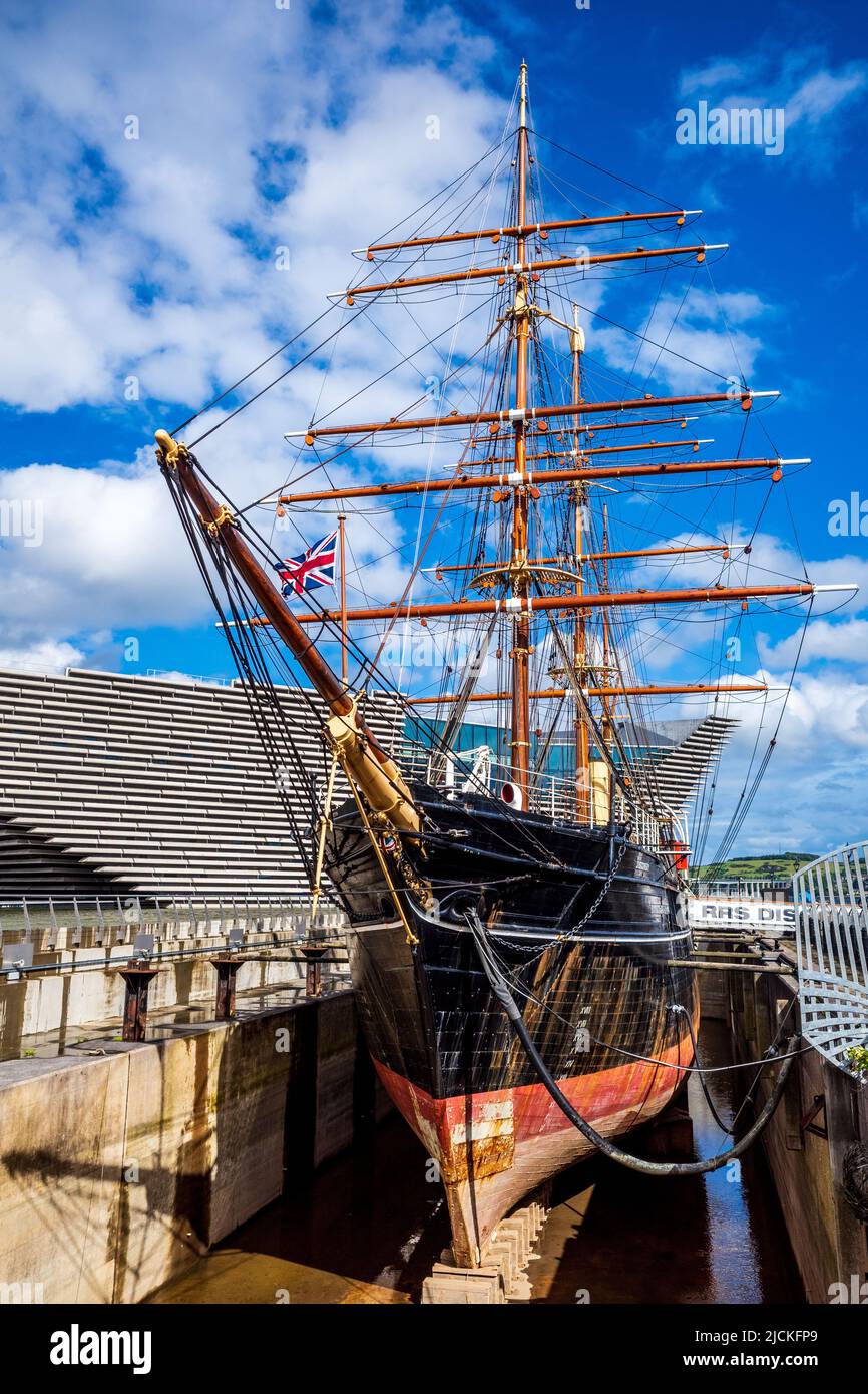 RRS Discovery Dundee, V&A Museum Behind, Discovery Point Dundee. Die Entdeckung wurde in Dundee 1901 für die Antarktisexpedition von Scott und Shackleton gestartet. Stockfoto