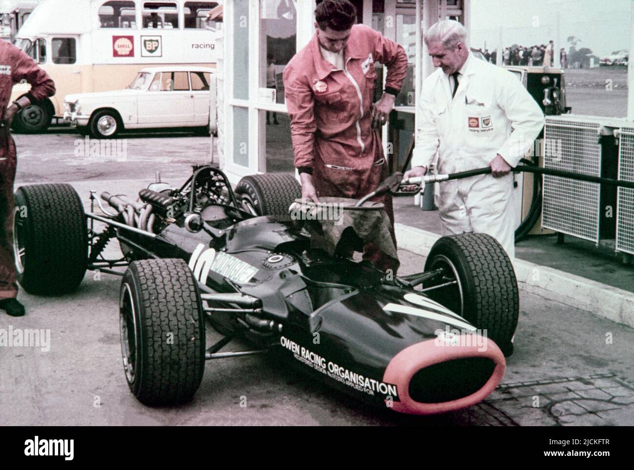 1968 britischer Formel-1-Grand-Prix bei Brands Hatch. Der Owen Racing BRM P133, Startnummer 10, gefahren von Pedro Rodriquez durch Tanken. Stockfoto