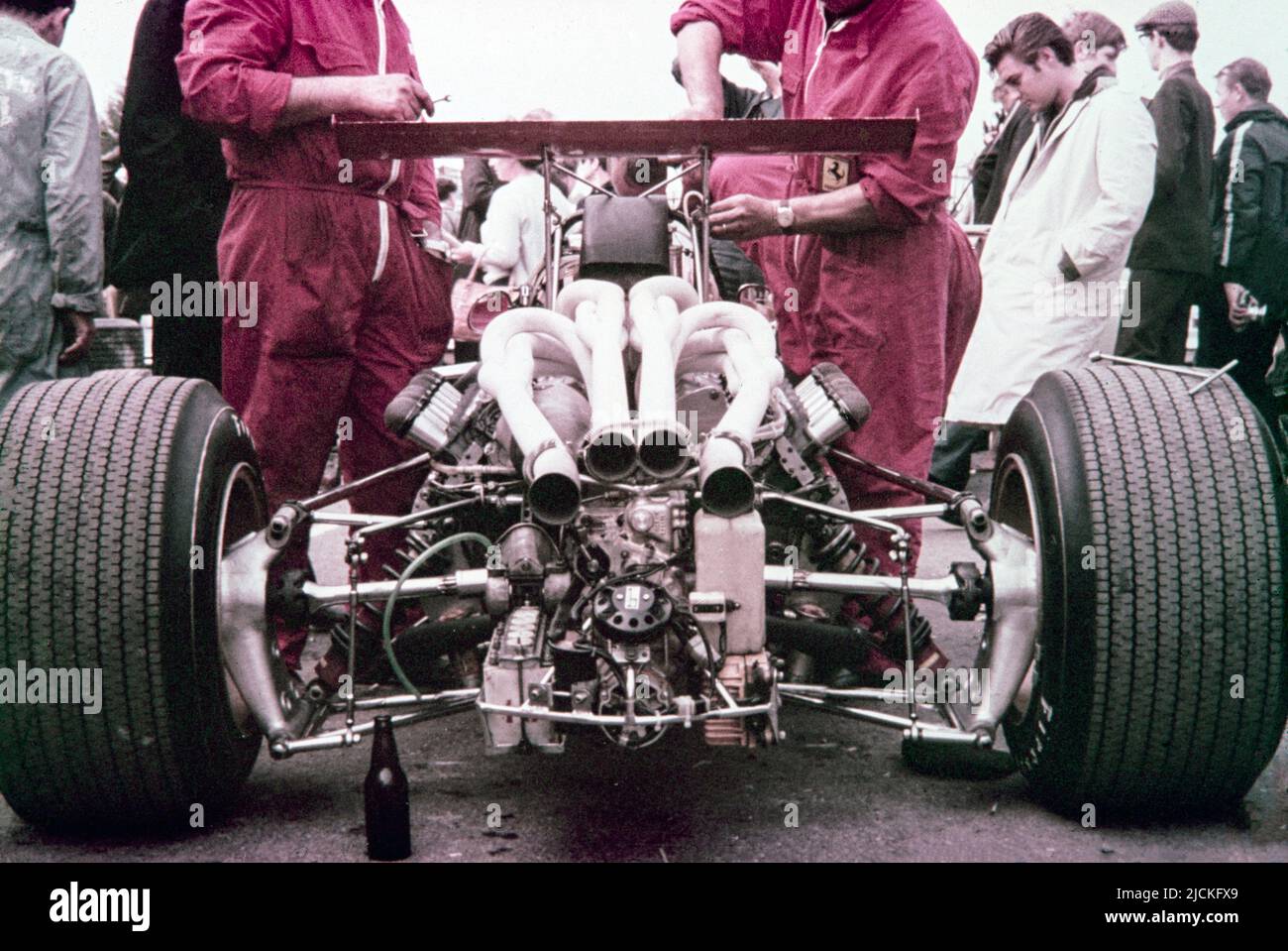1968 britischer Formel-1-Grand-Prix bei Brands Hatch. Ferrari-Mechaniker arbeiten am V12-Motor des Ferrari 312, angetrieben von Chris Amon. Er beendete das Rennen auf 2.. Stockfoto
