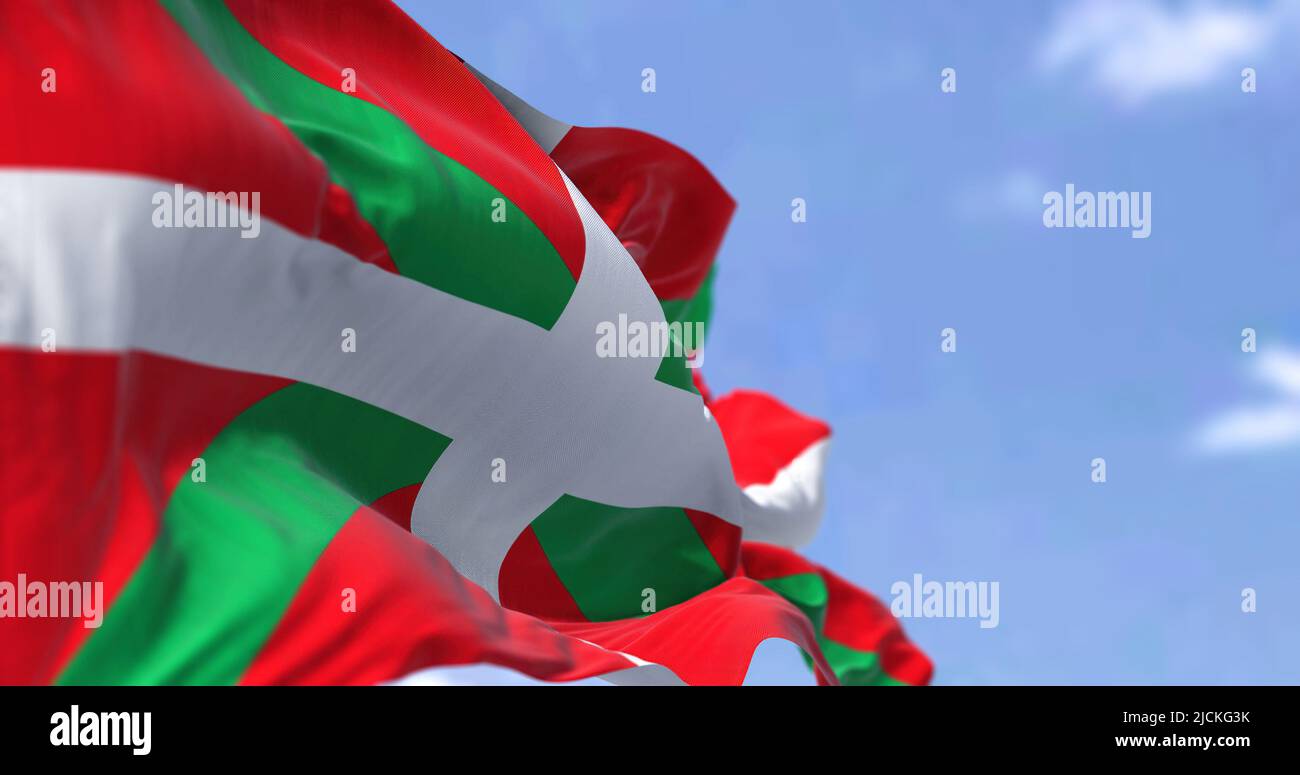 Die Flagge des Baskenlandes winkt an einem klaren Tag im Wind. Das Baskenland ist eine autonome Gemeinschaft in Nordspanien Stockfoto