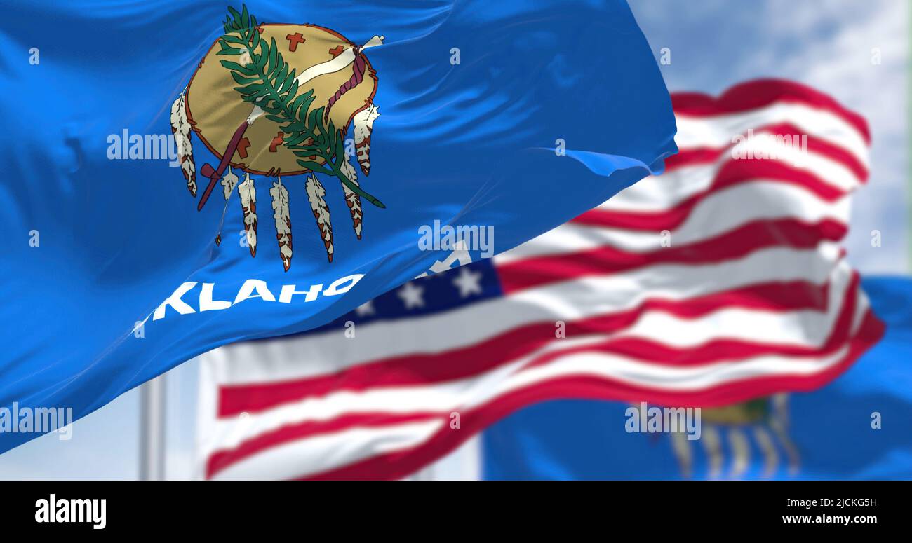 Die Oklahoma-Staatsflagge winkt zusammen mit der Nationalflagge der Vereinigten Staaten von Amerika. Oklahoma ist ein Staat in der Region South Central der Vereinten Nationen Stockfoto