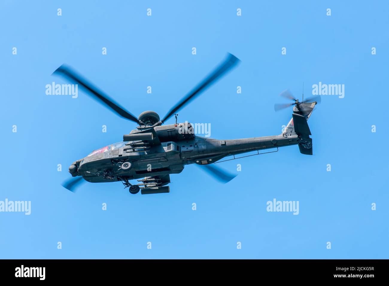 Singapur, Singapur - 11. Aug 2018: HE AH-64D Apache ist ein Multi-Mission-Hubschrauber, der entwickelt wurde, um bei Tag, Nacht und widrigen Wetterbedingungen zu kämpfen und zu überleben Stockfoto