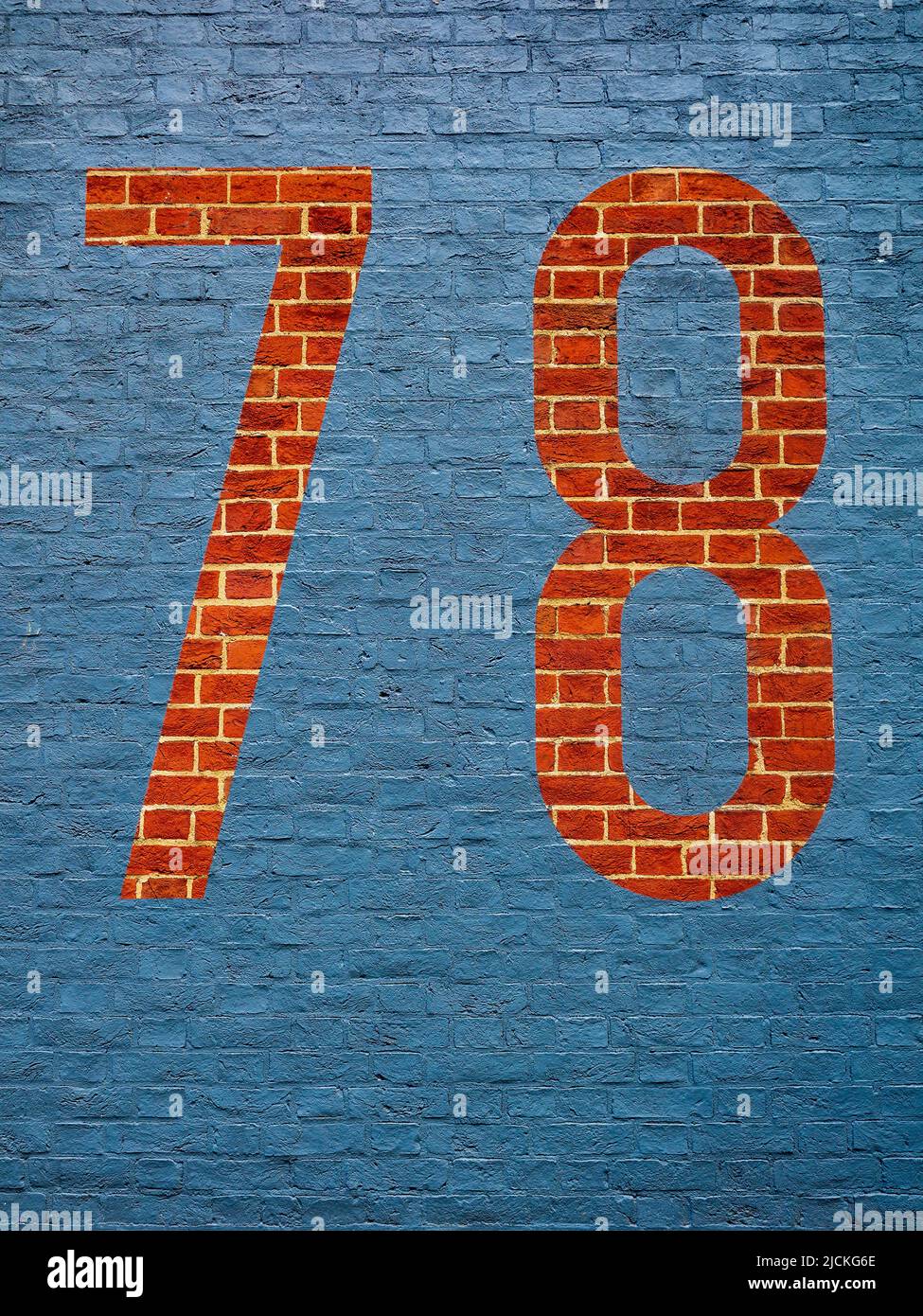 Achtundsiebzig oder 78 - stilisierte Gebäude-Adressnummern auf 78 Whitfield Street Fitzrovia London, ein saniertes Bürogebäude - Architekt DMFK. Stockfoto
