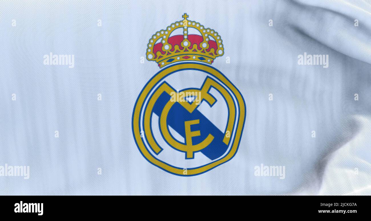 Madrid, Spanien, 2022. Mai: Die Flagge des Real Madrid Club de Futbol winkt an einem klaren Tag im Wind. Real Madrid C.F. ist ein spanischer Profifußball Stockfoto