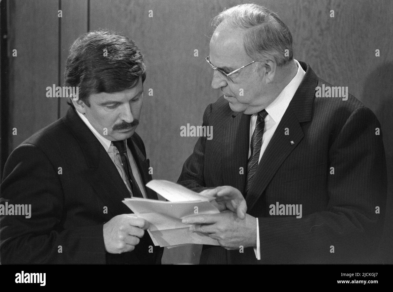 ARCHIVFOTO: Vor 5 Jahren, am 16. Juni 2017, Helmut KOHL, Jürgen W. MOELLEMANN (links), Deutschland, Politiker, FDP, Minister für Bildung und Forschung starb mit Bundeskanzler Helmut KOHL, CDU; Schwarzweiß-Aufzeichnung, QF. Stockfoto