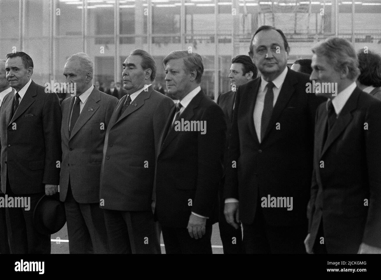 FOTO ARCHIVIEREN: Vor 45 Jahren, am 16. Juni 1977, wird Leonid Breschnew Vorsitzender der KPdSU, Außenminister Hans-Dietrich GENSCHER mit Bundeskanzler Helmut SCHMIDT in Moskau, Treffen mit dem Außenminister der UdSSR Andrei GROMYKO und dem Staats- und Parteichef der UdSSR, Leonid BRESCHNEW, Landschaftsformat, bw-Foto, Halbfiguren ÃÂ Stockfoto