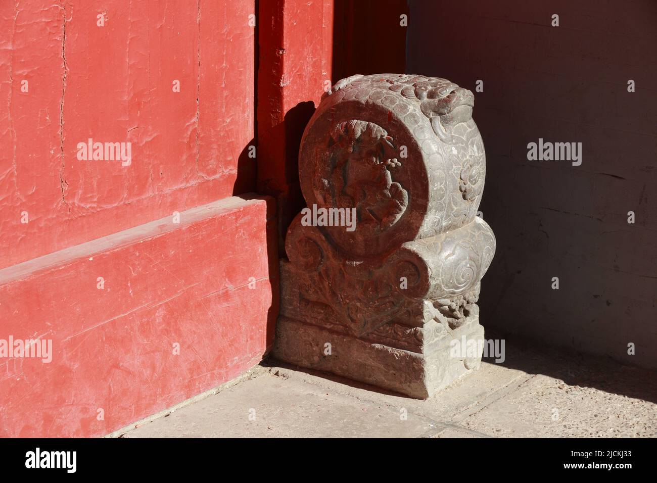 Steinschnitzereien am Tor des alten Viereck-Siheyuan in Peking Stockfoto