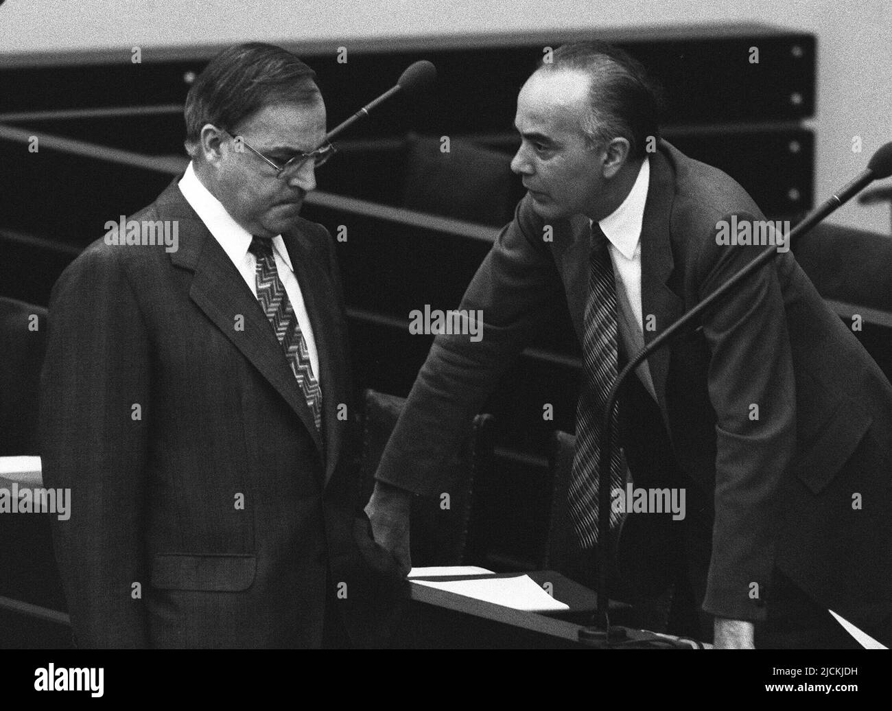 ARCHIVFOTO: Vor 5 Jahren, am 16. Juni 2017, starben Helmut KOHL, Helmut KOHL (links) im Gespräch mit Hans FRIEDRICHS im Deutschen Bundestag, 15. Juni 1977. Â Stockfoto
