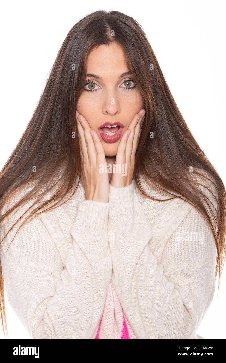 Porträt der überraschten jungen Frau auf weißem Hintergrund Stockfoto