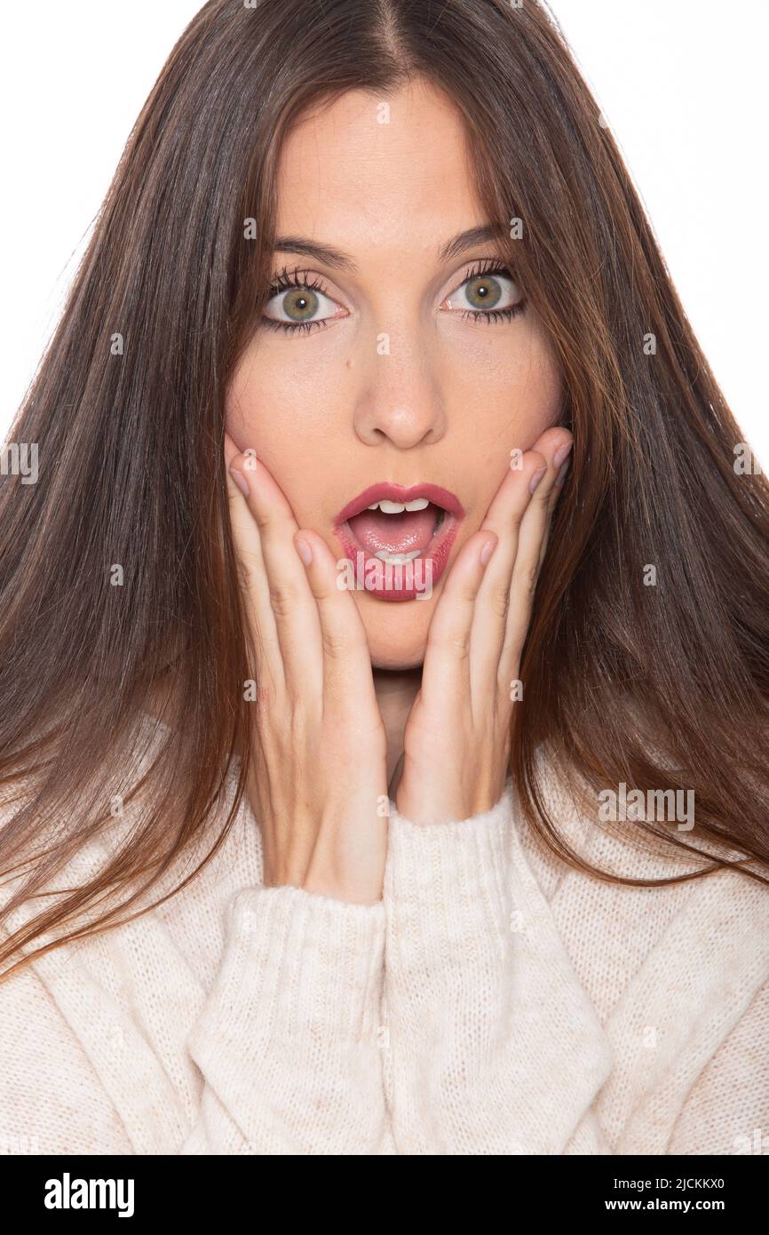Porträt der überraschten jungen Frau auf weißem Hintergrund Stockfoto
