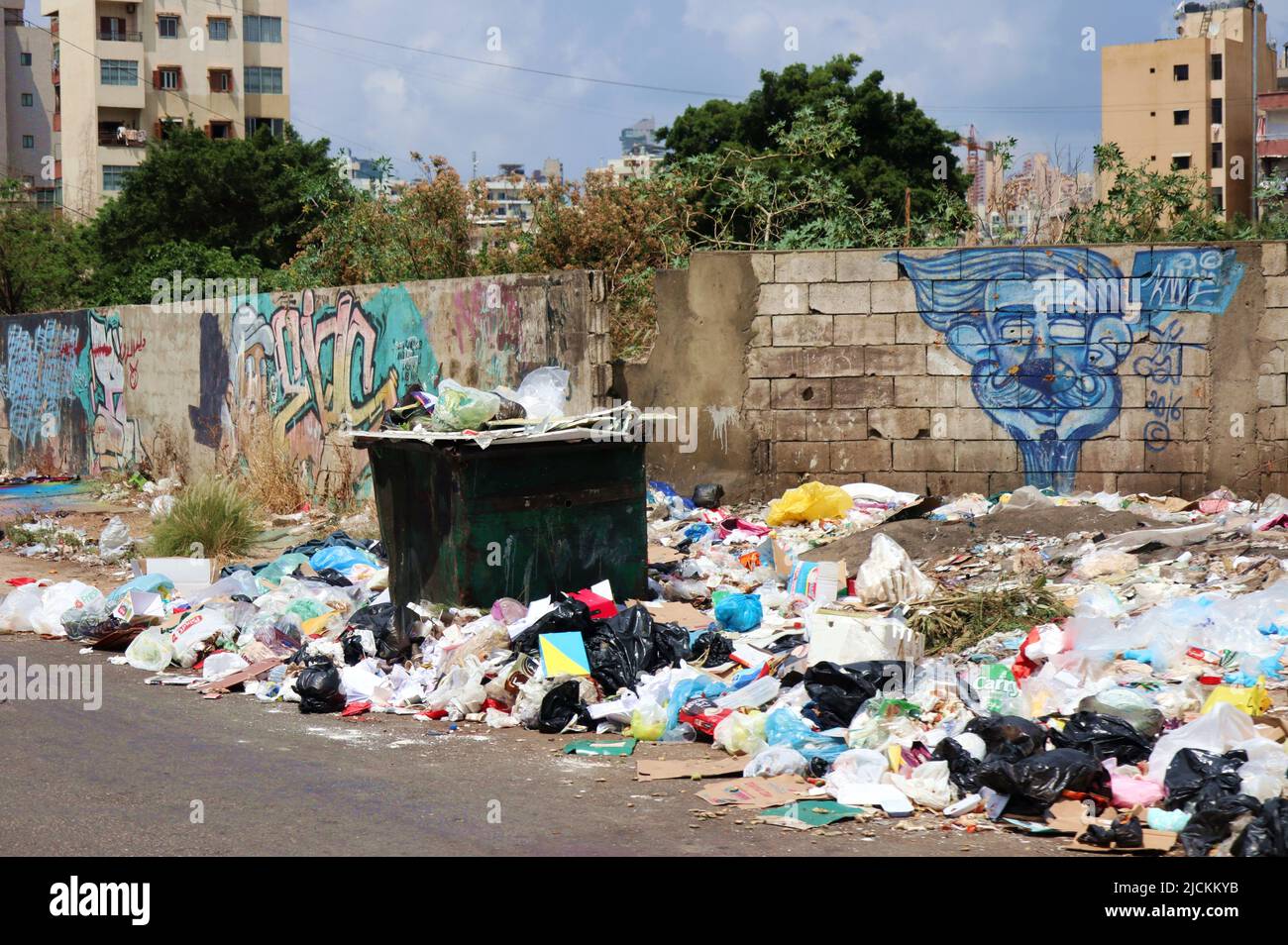 Müll in Beirut, Libanon, Juni 13 2022. Während das Müllproblem im Libanon außer Kontrolle Gerät, vermehren sich die Plünderer auf der Jagd nach Metall, Kunststoff und anderen Wertgegenständen im Müll inmitten einer beispiellosen Krise und hoher Arbeitslosigkeit, da Metall und andere Wertgegenstände einen hohen Preis auf dem Markt erreichen können. Laut dem Mediennetzwerk Arab News „produziert der Libanon seit Jahrzehnten mehr Abfall, als er bewältigen könnte, was 2015 in Bergen voller Müll mündete, als Massenproteste ausbrachen, die das Versagen der Regierung verurteilten, einen effektiven Abfall zu finden Stockfoto