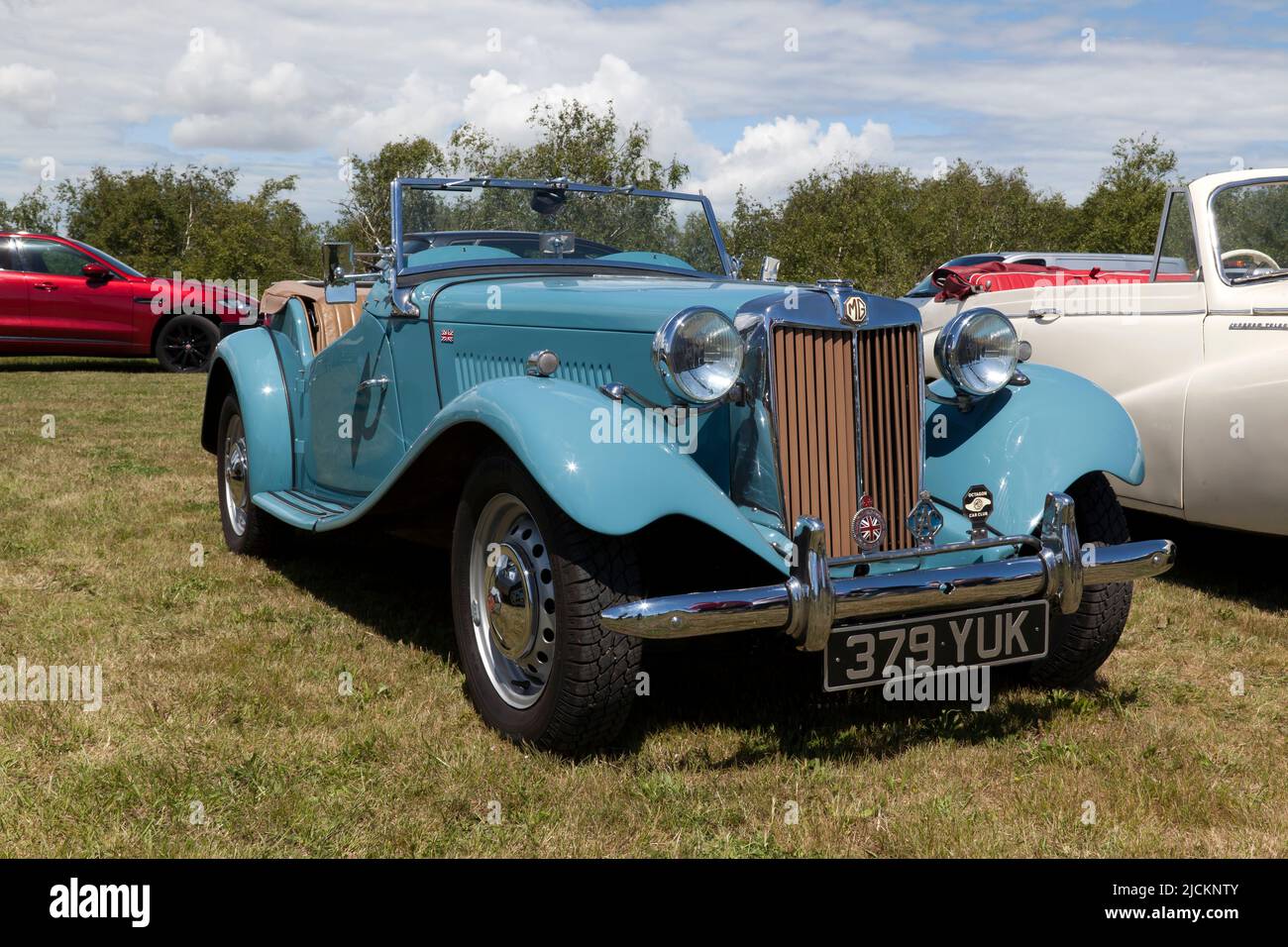 Drei Viertel Vorderansicht eines Blue, 1953, MG TD Midget auf der Deal Classic Car Show 2022 Stockfoto